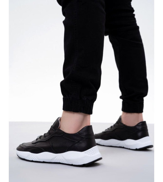 Черные кожаные кроссовки с белой подошвой