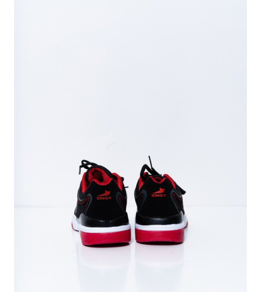 Черно-красные кроссовки с перфорацией