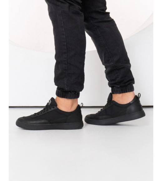 Черные кроссовки с текстильными вставками
