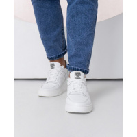 Белые кроссовки с перфорированными вставками