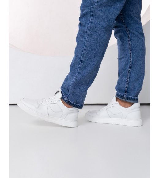 Белые кроссовки с перфорированными вставками