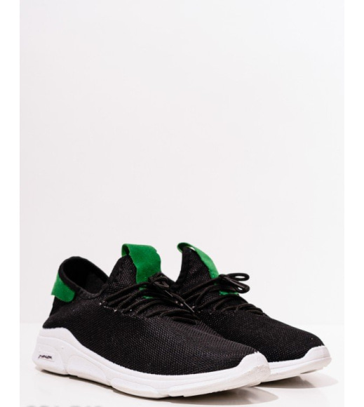Черные кроссовки с зелеными вставками и перфорацией