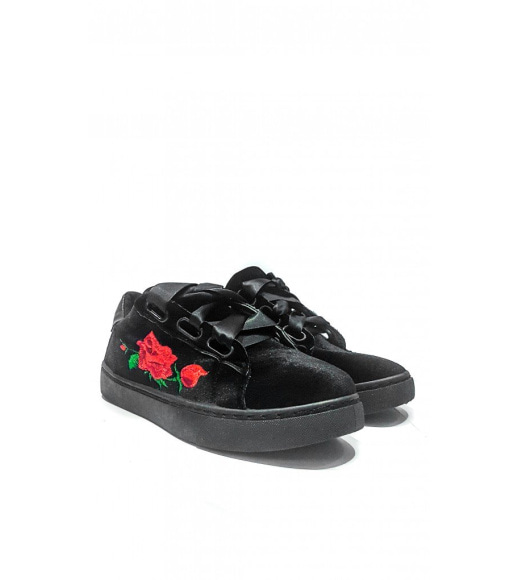 Чорні оксамитові кросівки на стрічці з квітковою вишивкою збоку