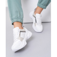Белые кроссовки на высокой фактурной подошве
