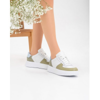 Белые кожаные кроссовки с зелеными вставками