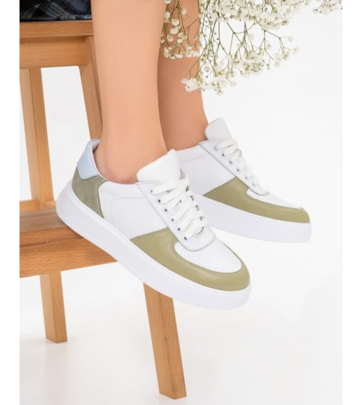 Белые кожаные кроссовки с зелеными вставками