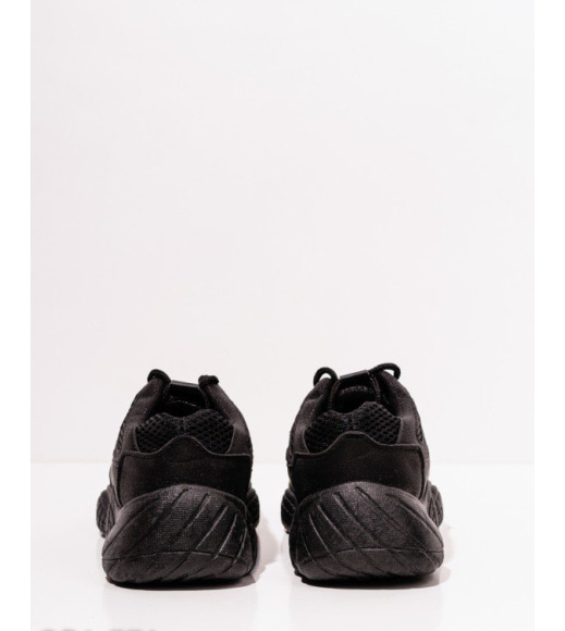 Черные кроссовки с перфорацией и платформой