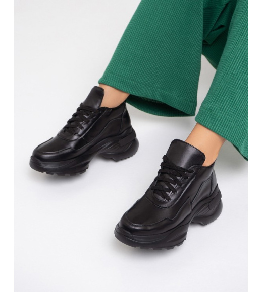 Черные кожаные кроссовки на фактурной подошве