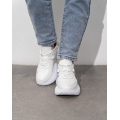 Белые кожаные кроссовки с грубой подошвой