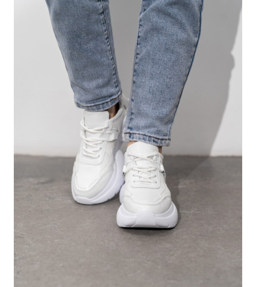 Білі шкіряні кросівки з грубою підошвою
