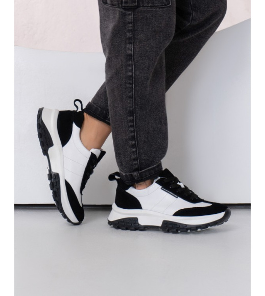 Бело-черные кроссовки с высокой фактурной подошвой