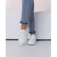 Белые кожаные кроссовки на высокой подошве