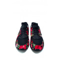 Чорні кросівки з квітковими червоними вставками