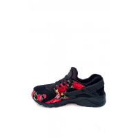 Черные кроссовки с цветочными красными вставками