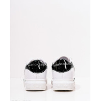 Белые кроссовки с лакированными черными листиками