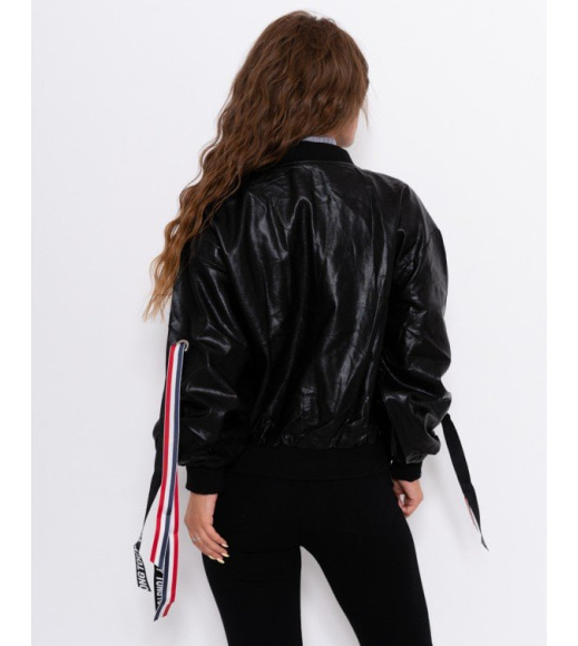 Черная укороченная куртка из эко-кожи с тесемками
