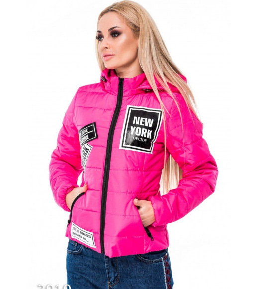 Ярко-розовая дутая куртка с броскими нашивками