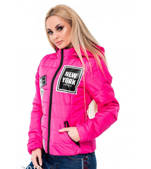 Яскраво-рожева дута куртка з яскравими нашивками