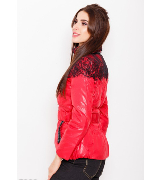 Красная приталенная куртка с воротником-стойкой и декором из черного кружева