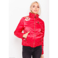 Красная стеганая куртка декорированная нашивками и воротником-стойкой из жатки