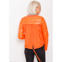 Оранжевая короткая стеганая куртка с вставкой на спине и декором виде цепочек