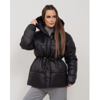 Черная приталенная куртка с капюшоном