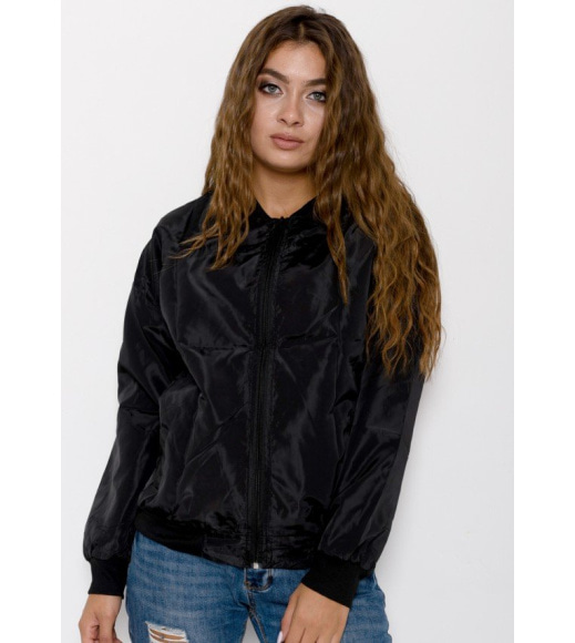 Черная куртка-ветровка из тонкой плащевки с принтом и тесемками на спинке