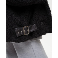 Чорна коротка куртка зі штучного хутра