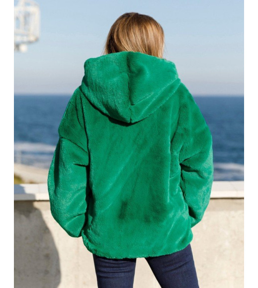 Зеленая куртка с капюшоном из искусственного меха