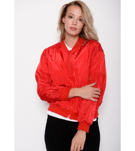Красная тонкая куртка-бомбер с крупной цветной нашивкой на спине