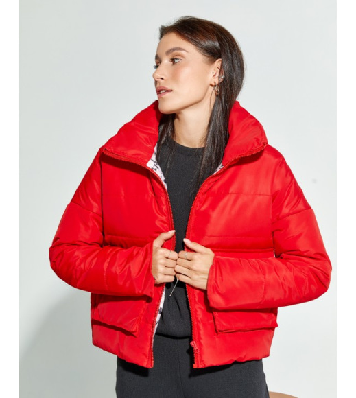 Красная демисезонная короткая куртка на молнии
