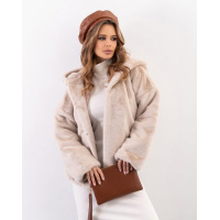 Бежевая куртка из искусственного меха с капюшоном