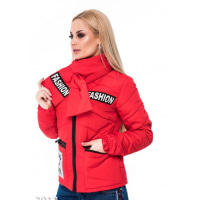 Красная курточка с воротом-шарфом и черными нашивками