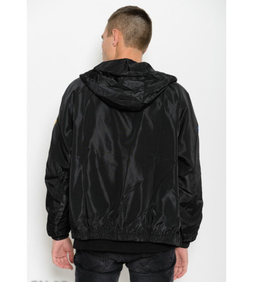 Черная куртка-ветровка на молнии с разноцветными нашивками