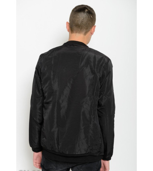 Чорна однотонна куртка на блискавці з заклепками біля горла