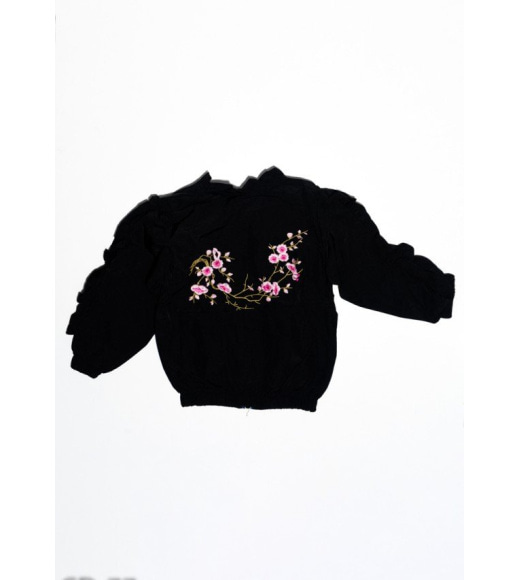 Чорна куртка на блискавці з рюшами і квітковою вишивкою на спинці