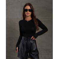 Черный лонгслив из вискозы с вырезами на рукавах