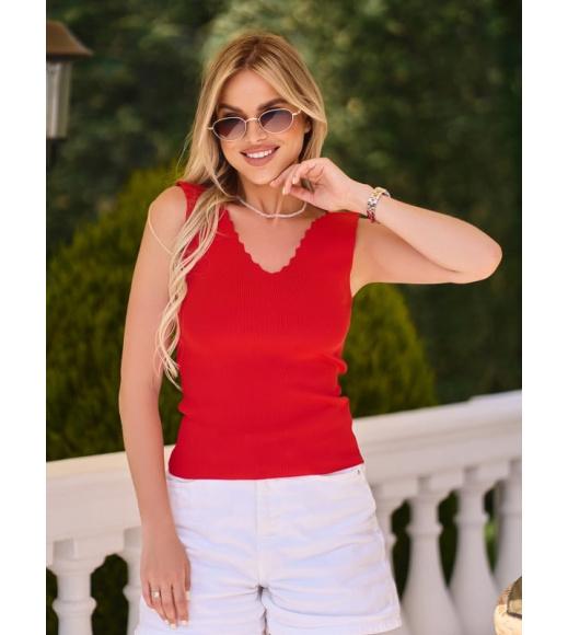 Красная майка с фигурным декольте