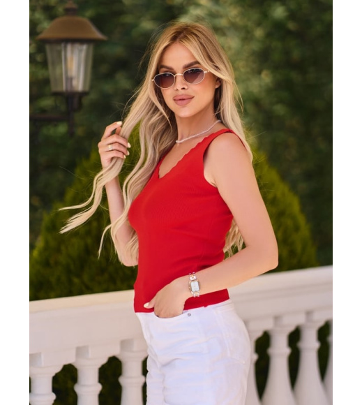 Красная майка с фигурным декольте
