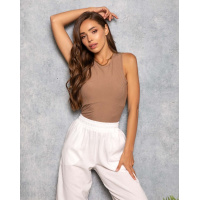 Коричневая майка из фактурного трикотажа