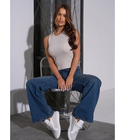 Светло-серая обтягивающая майка в рубчик