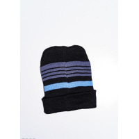 Черно-голубая шапка на флисе с полосками и вышивкой на подвороте