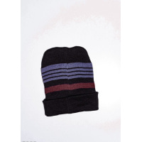 Чорно-бордова шапка на флісі з смужками і вишивкою на подвороте