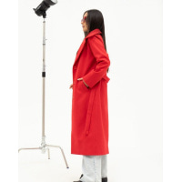 Красное кашемировое пальто классического кроя