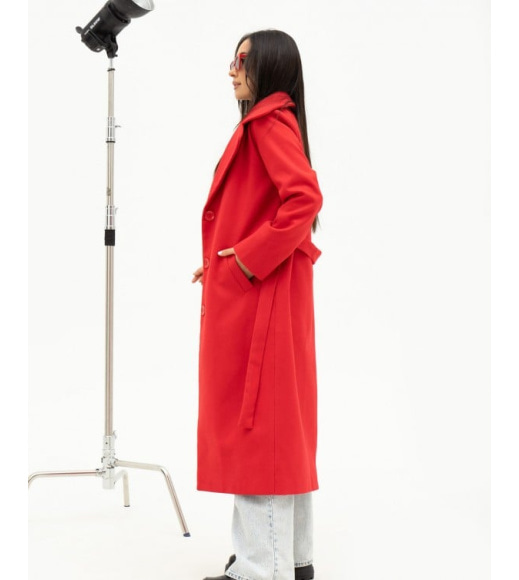 Красное кашемировое пальто классического кроя