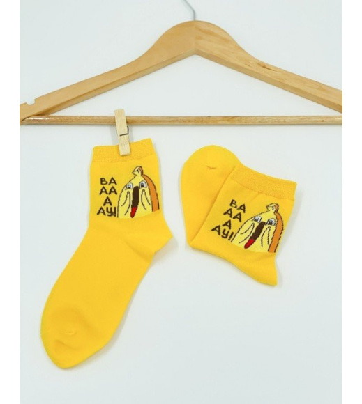 Желтые трикотажные высокие носки с принтом