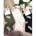 Трикотажні шкарпетки кольору хакі з квітковим декором