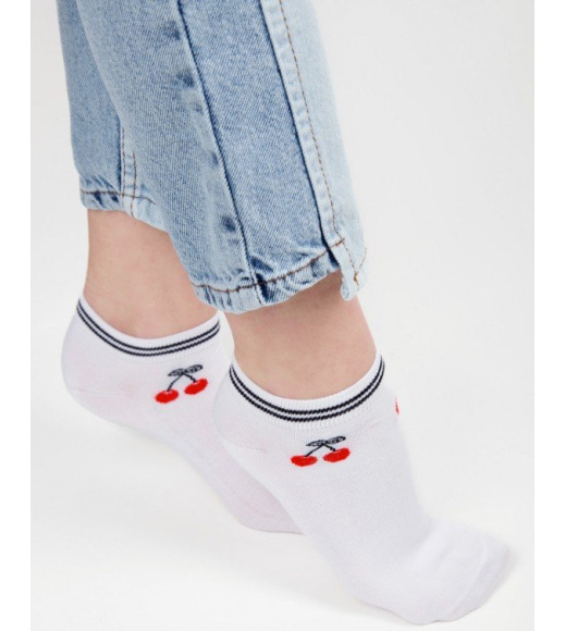 Білі трикотажні низькі шкарпетки з вишнею