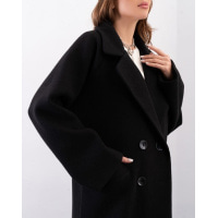 Черное удлиненное пальто с разрезами