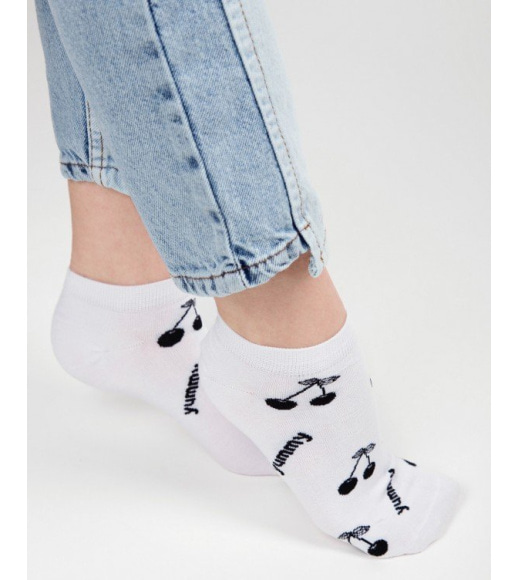 Білі трикотажні низькі шкарпетки з принтом